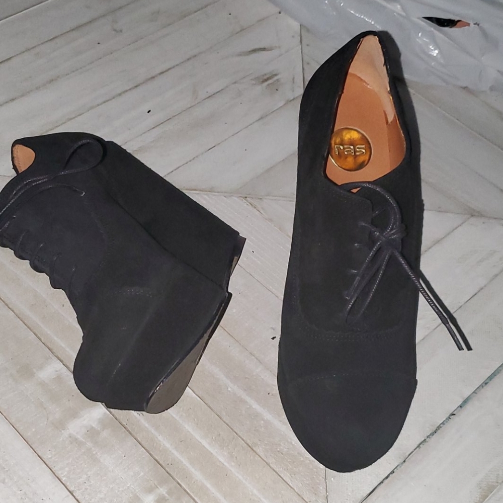 Ras Size 8.5 Black Suede Leather Wedges